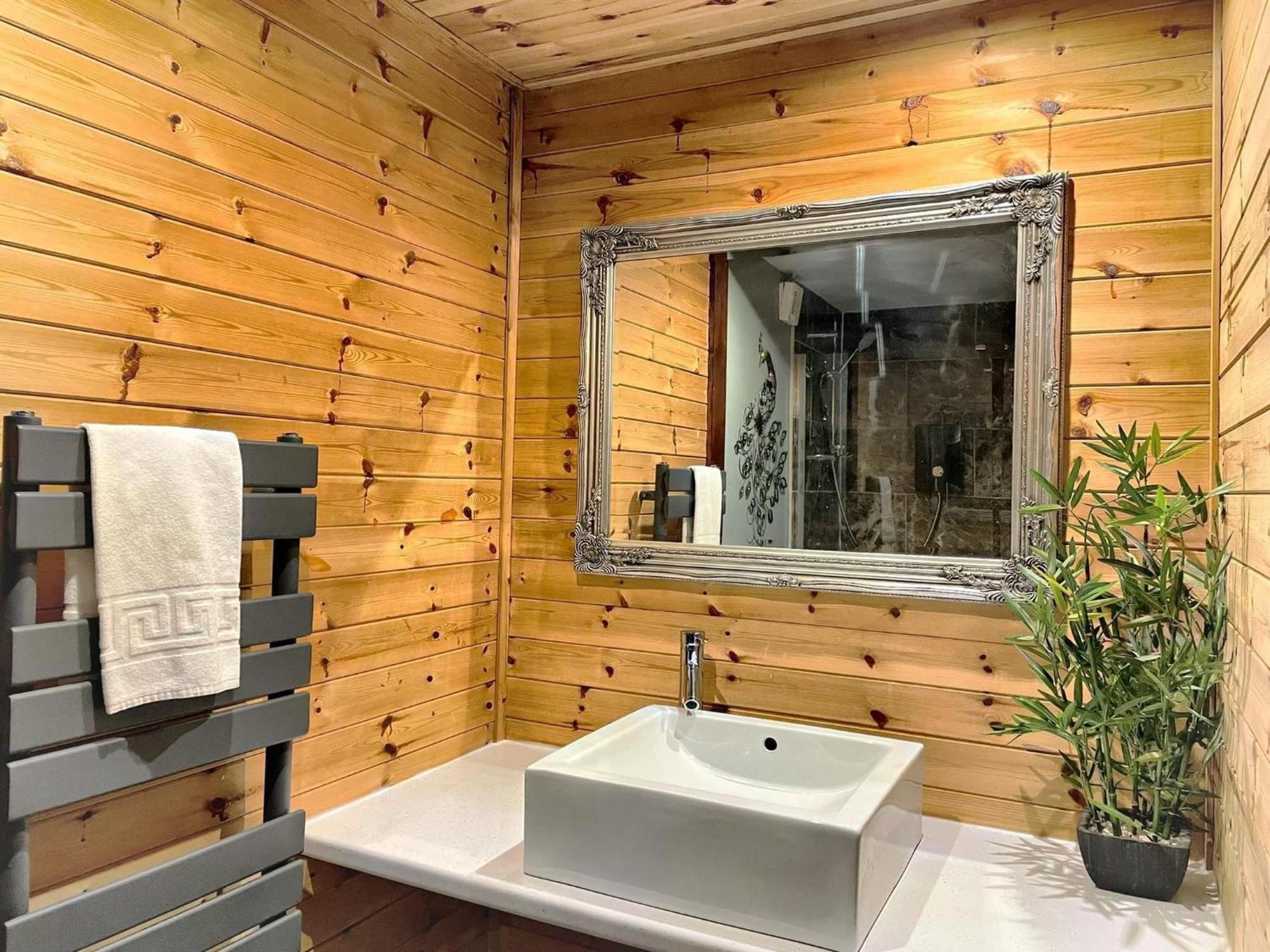 Wren 8-Hot Tub-Woodland Lodges-St Clears-Carmarthen-Tenby Extérieur photo