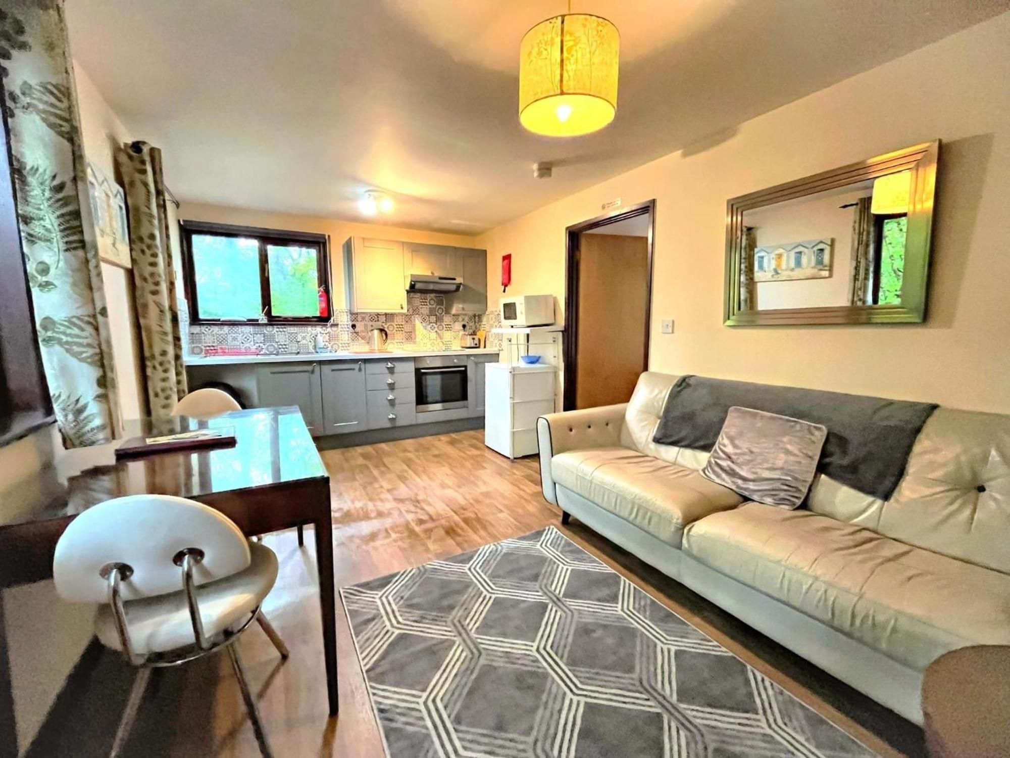 Wren 8-Hot Tub-Woodland Lodges-St Clears-Carmarthen-Tenby Extérieur photo